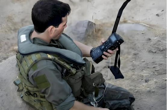 躲在伊朗山沟沟里，F-15飞行员用超级“大哥大”，叫来上百特种兵
关于美军营救飞