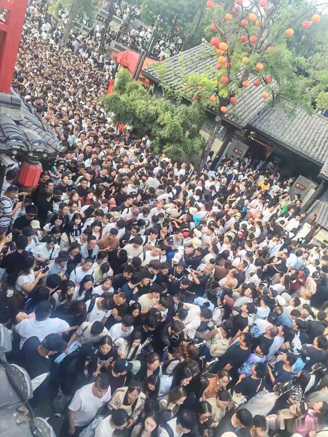 国庆文旅消费市场为何两极分化 国庆刷完文旅数据我直接看愣了，完全是冰火两重天的既