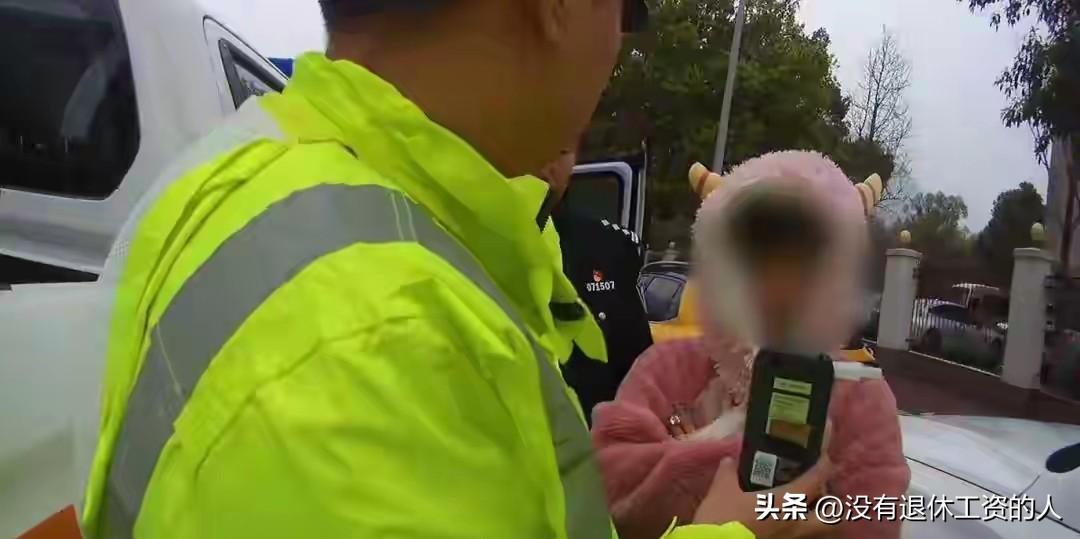 女子大叫冤枉，我发誓，我没有喝酒。

浙江一女子早晨开车送孩子上学，途中发生了交