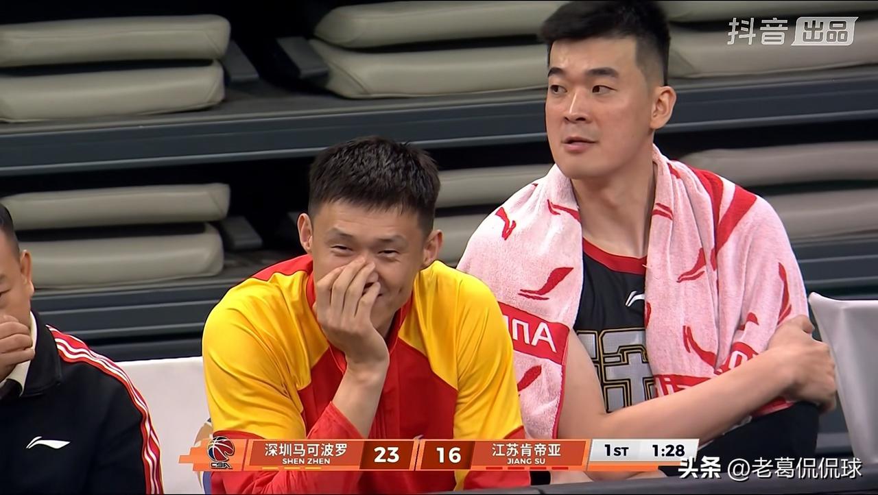 深圳马可波罗老将周鹏真是开心坏了！在今天深圳马可波罗主场迎战江苏肯帝亚的比赛中，