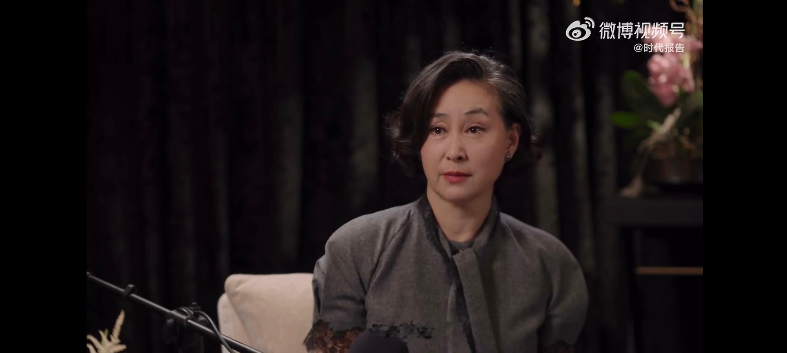 何超琼给亲爹工作也要谈薪资看完何超琼的采访，才真正见识到强者骨子里的清醒早年间她