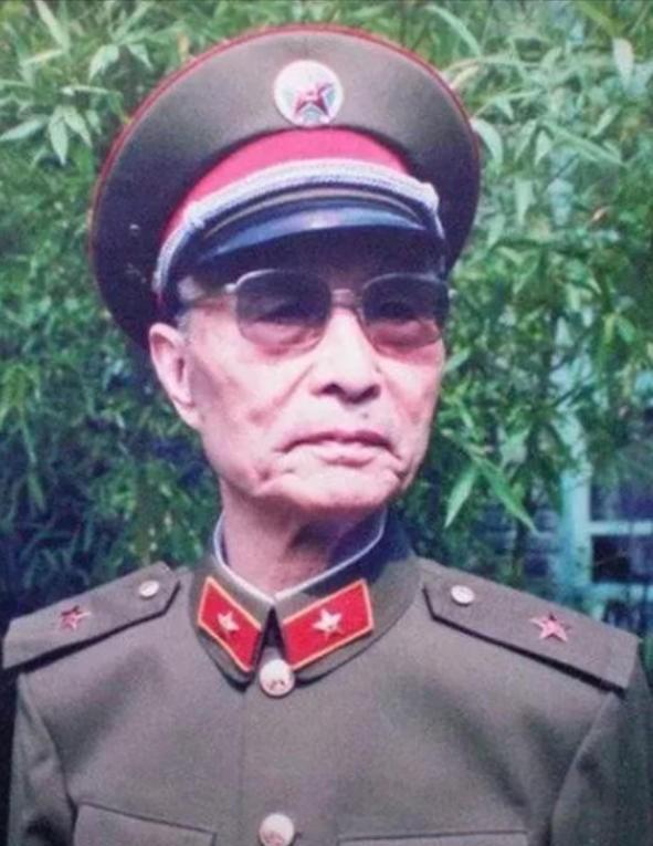 1964年，张爱萍将军到酒泉某基地视察，突然，他发现有10多名背着斜挎包的战士站