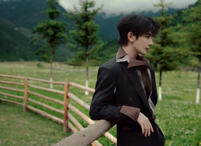 夏之光vogue造型图，优雅矜贵又随性松弛 🤴 