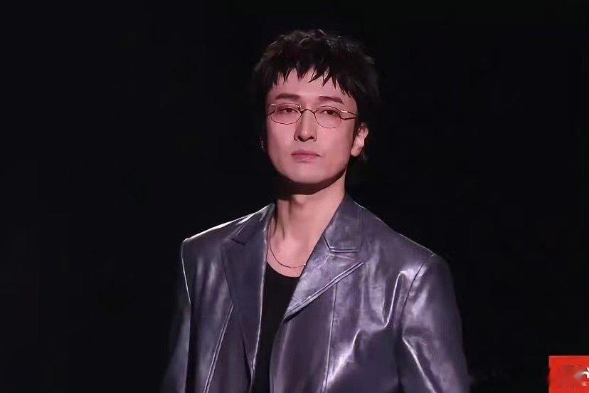 看得出王传君二胎压力很大了王传君之前一直拒绝综艺看得出来二胎果然压力很大了，王传