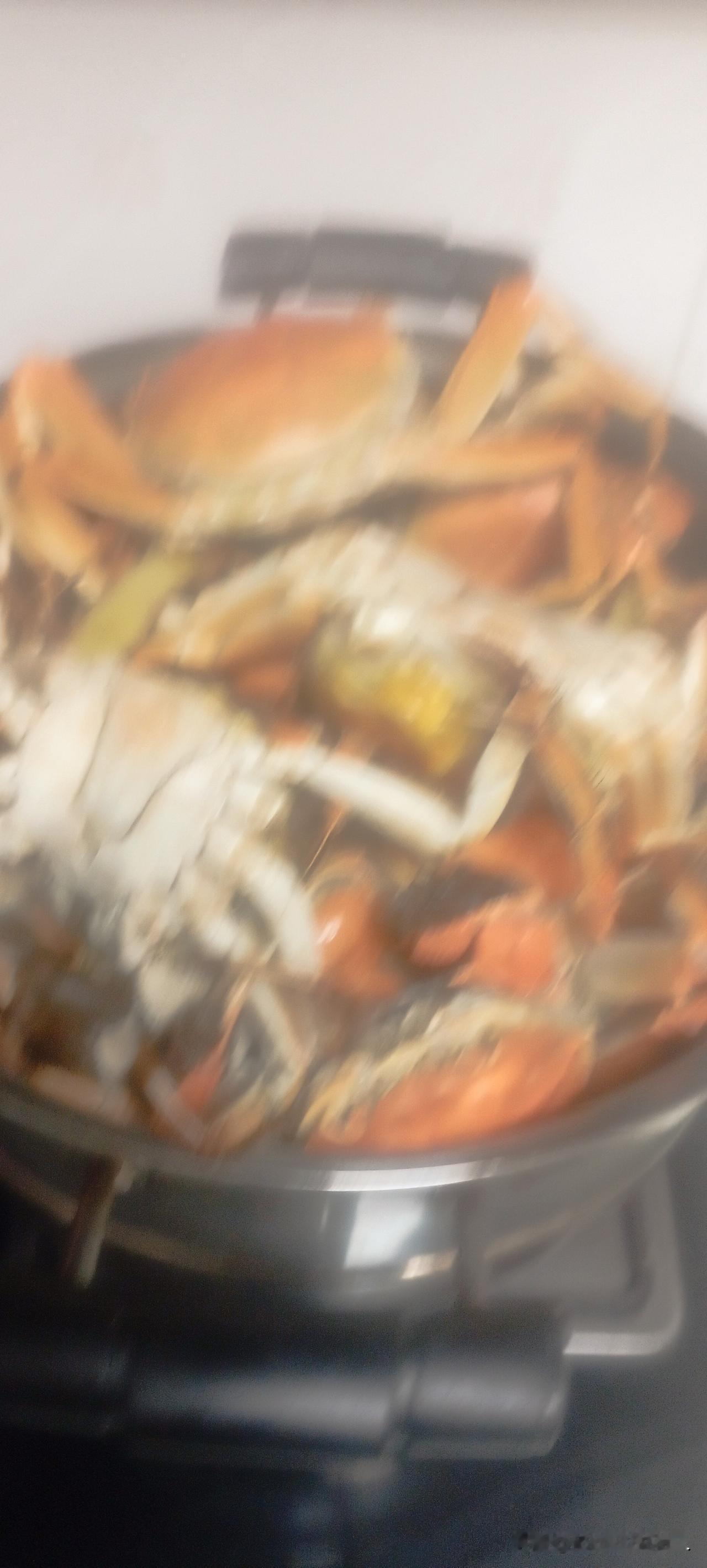 记得小时候，农村的田垅里、水塘边每当雨季都爬满了野生小螃蟹🦀、小龙虾🦞，农民