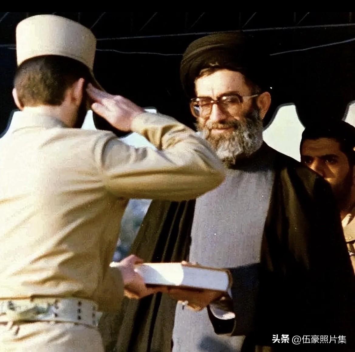 1989年6月，阿里·哈梅内伊在伊朗伊斯兰共和国创始人霍梅尼逝世后，通过一场精心