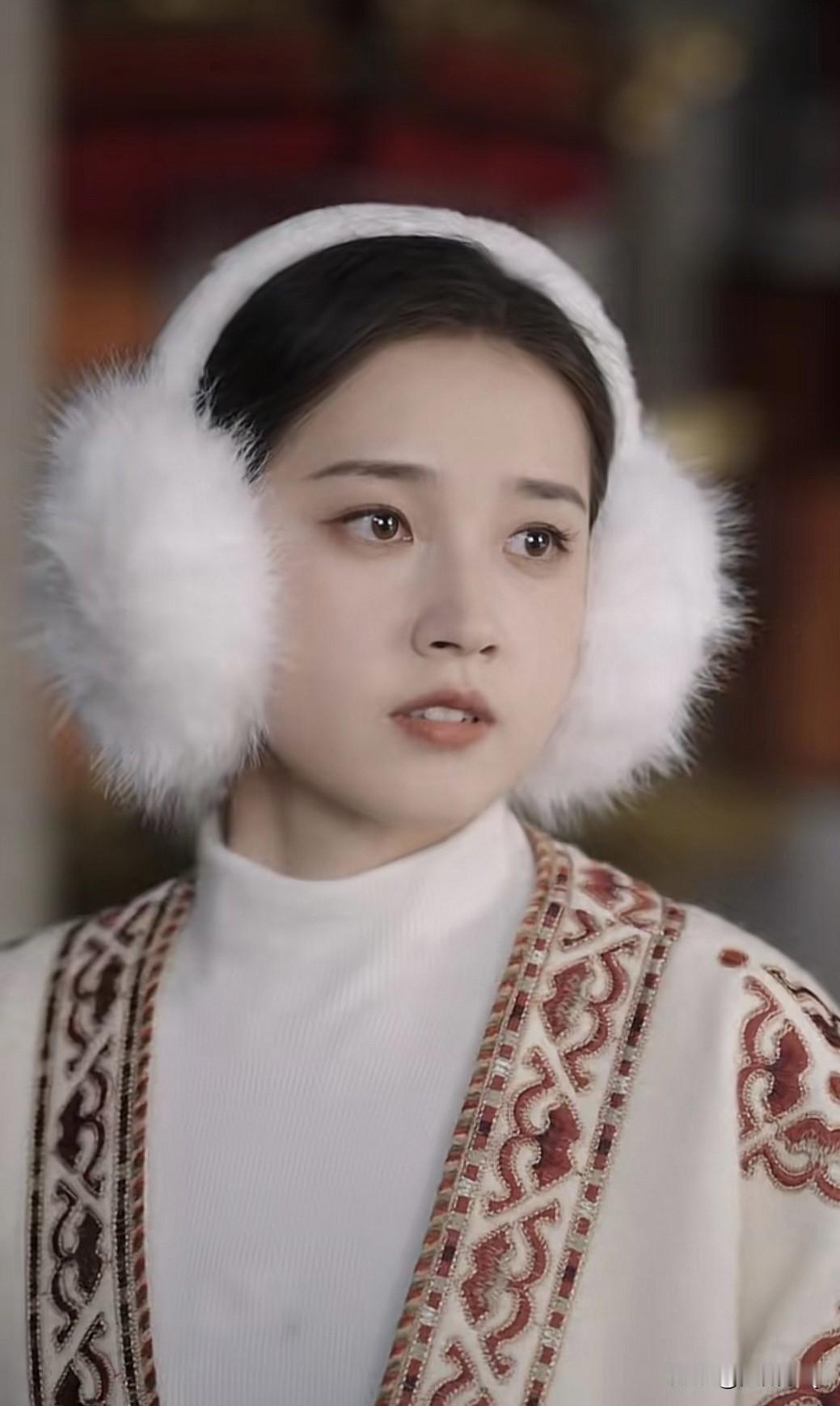 《盛夏芬德拉》里，我印象挺深的一个穿搭就是女主白清枚戴着毛绒耳罩身穿毛衣外套，超