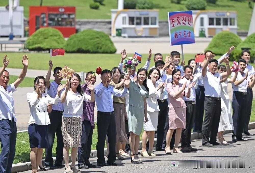 朝鲜举国沸腾，这一幕七年没见过！ 高规格晚宴、万人文艺演出、街头自发涌出的欢迎人