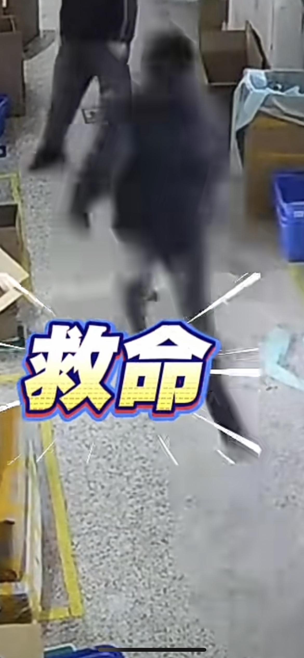 黑人小哥在店内买东西，突然被狗追咬，瞬间跳到男子背上，估计小哥当时也是慌了神，求