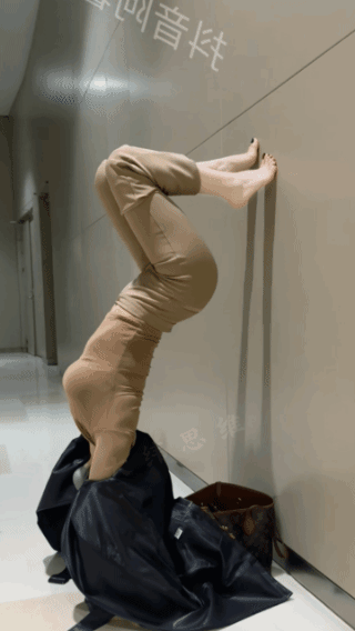 身手矫捷，
小姐姐肯定是个练家子！