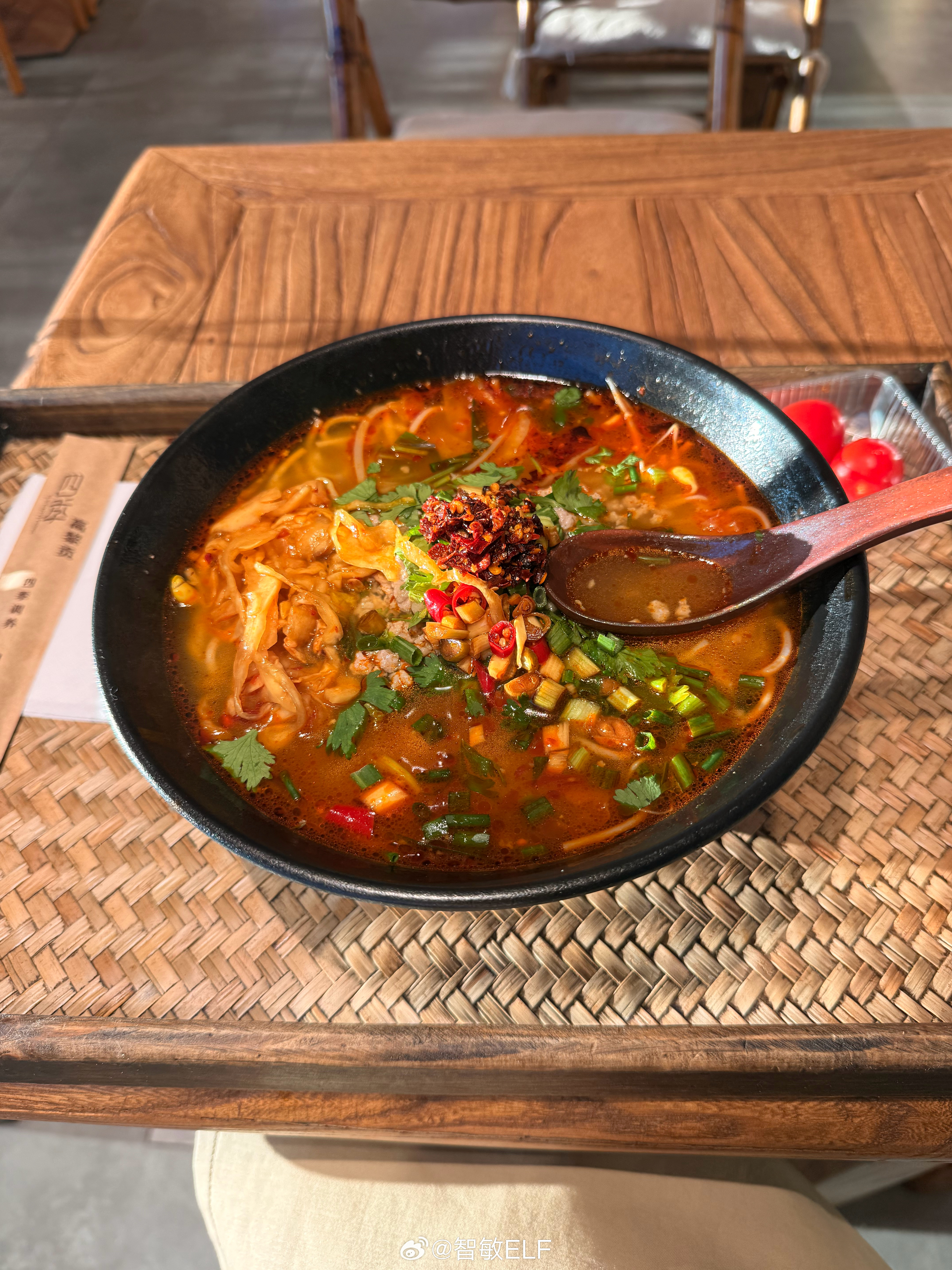 昨晚喝懵了今早来一碗回魂米线