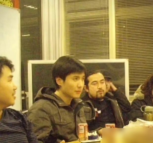 别再吹开心麻花了。它的心脏早就被自己的两个员工釜底抽薪了。
那两个人，叫闫非、