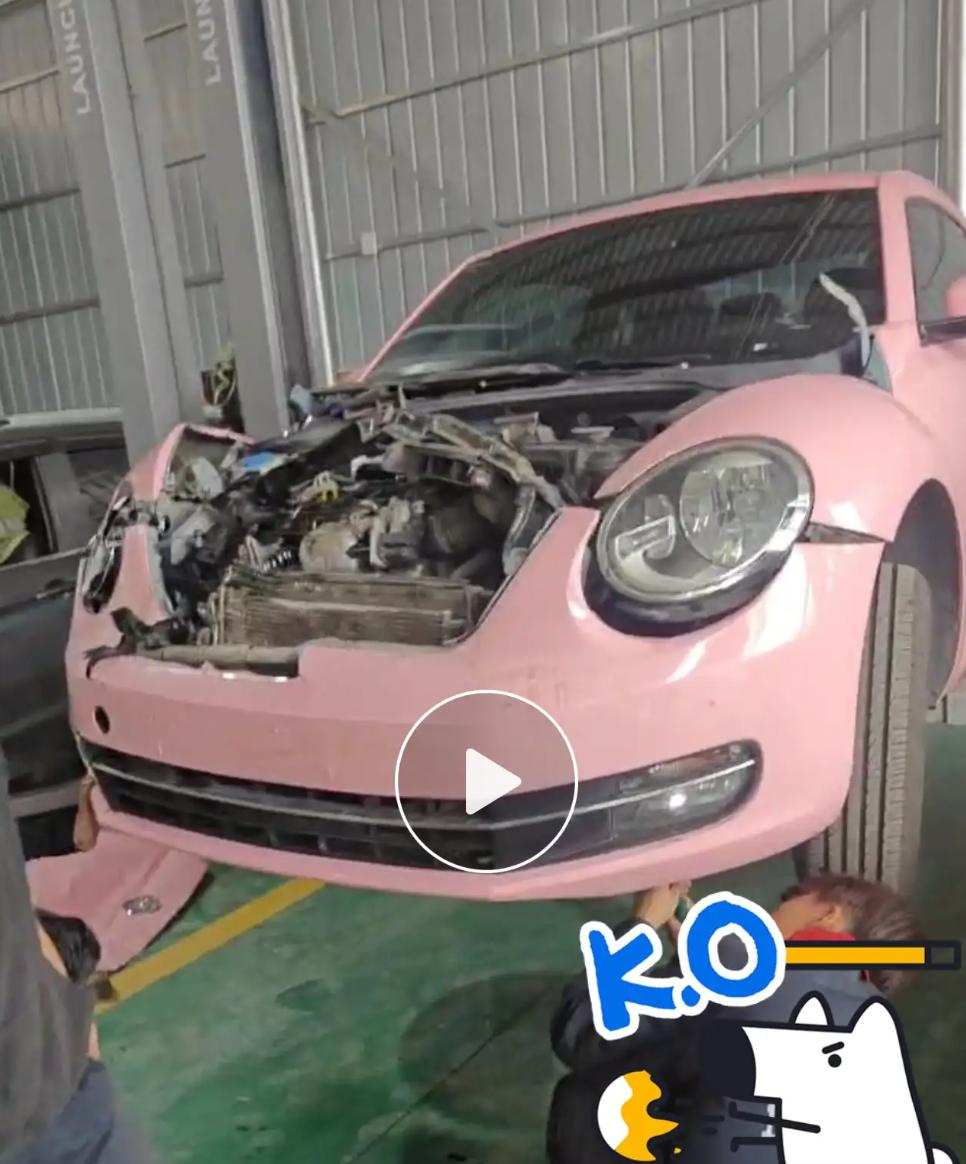 女司机逆行、无证驾驶、狂叫“赔我宝马”，结果全都“喜提小黑屋”！
事情还没完，刚