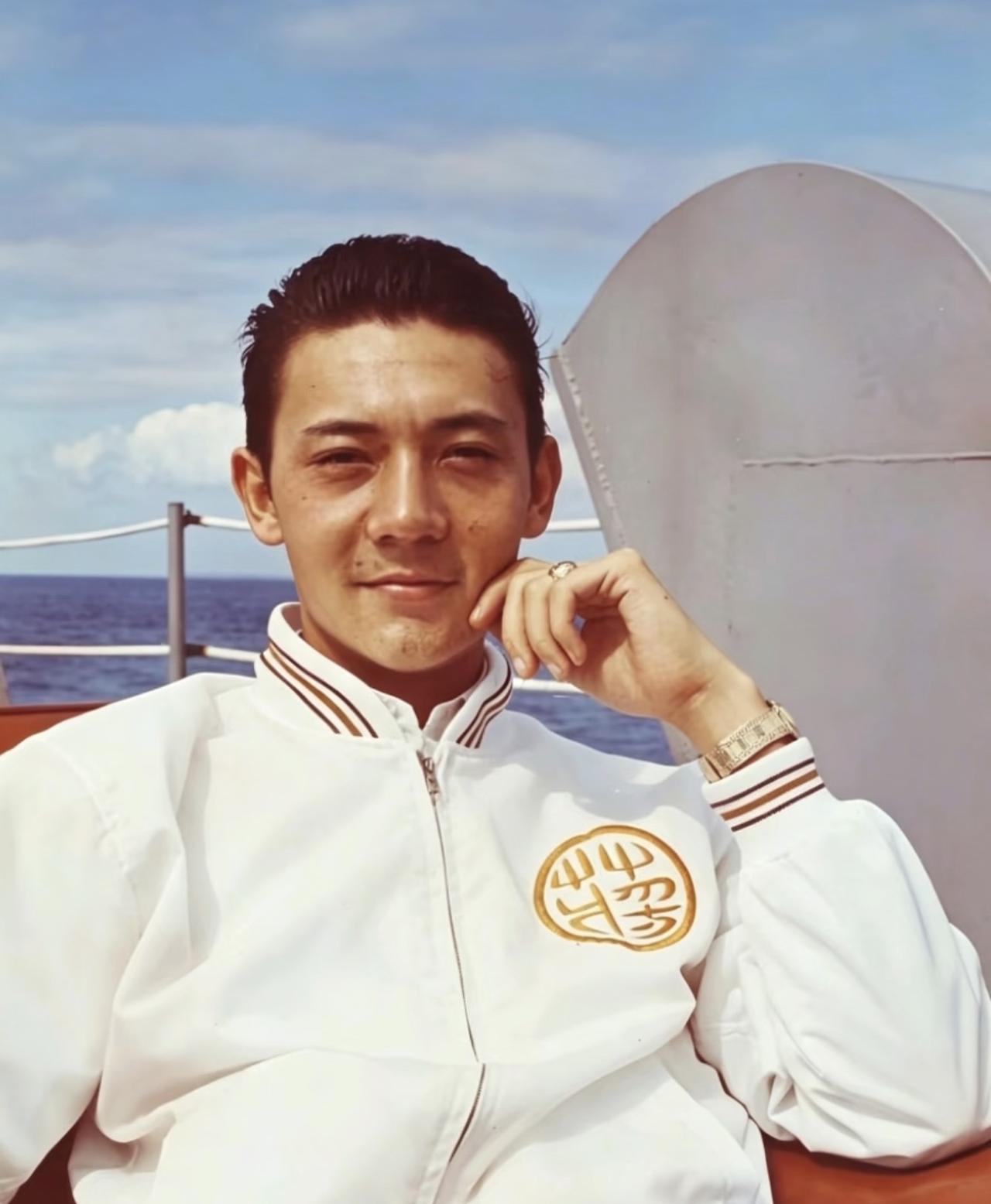好多刷到这张老照片的人，要么把他错认成蒋孝勇，要么调侃长相酷似吴彦祖，没几个人能