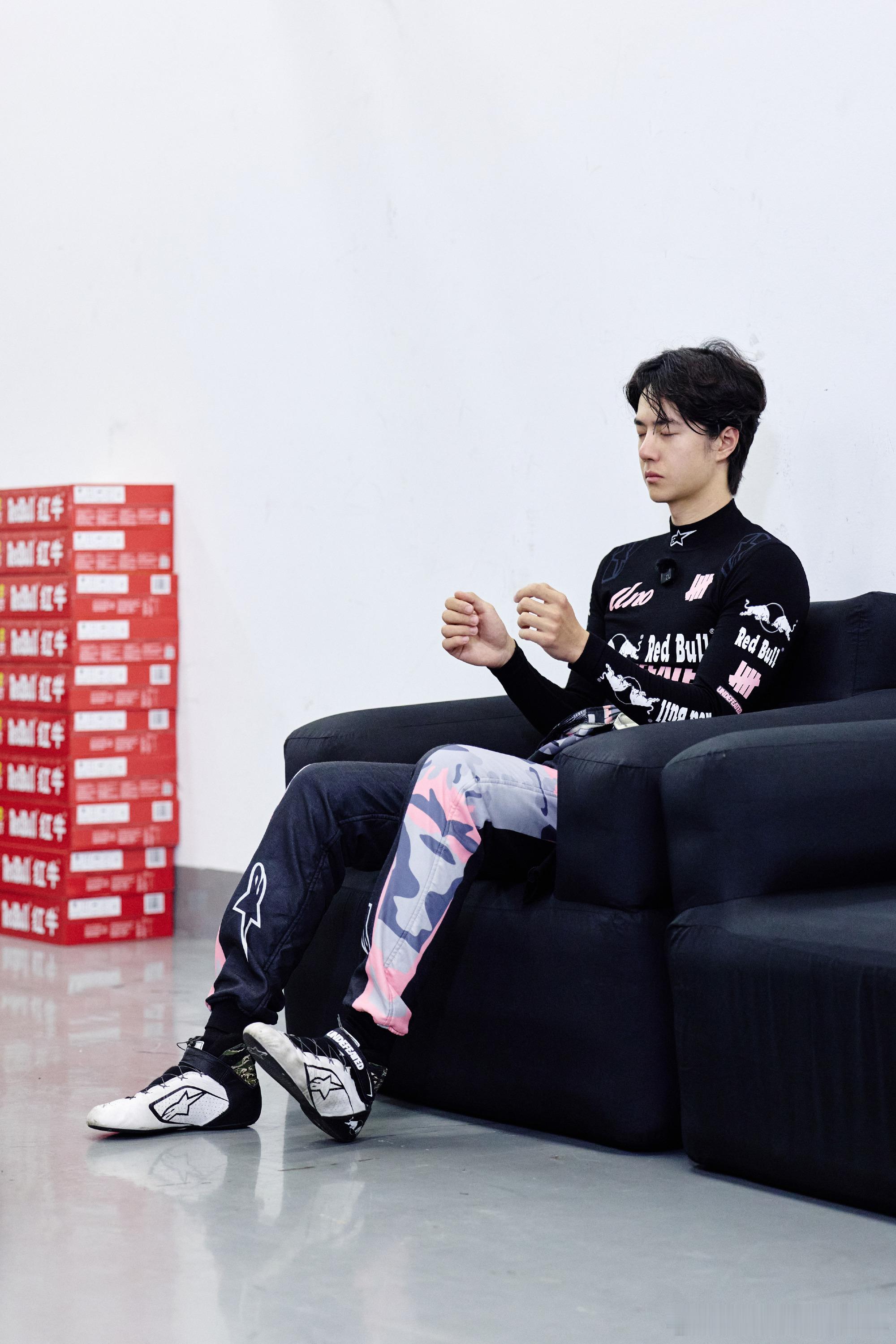 王一博[超话] 专注的男人魅力无穷♾️85racing王一博 ​​​