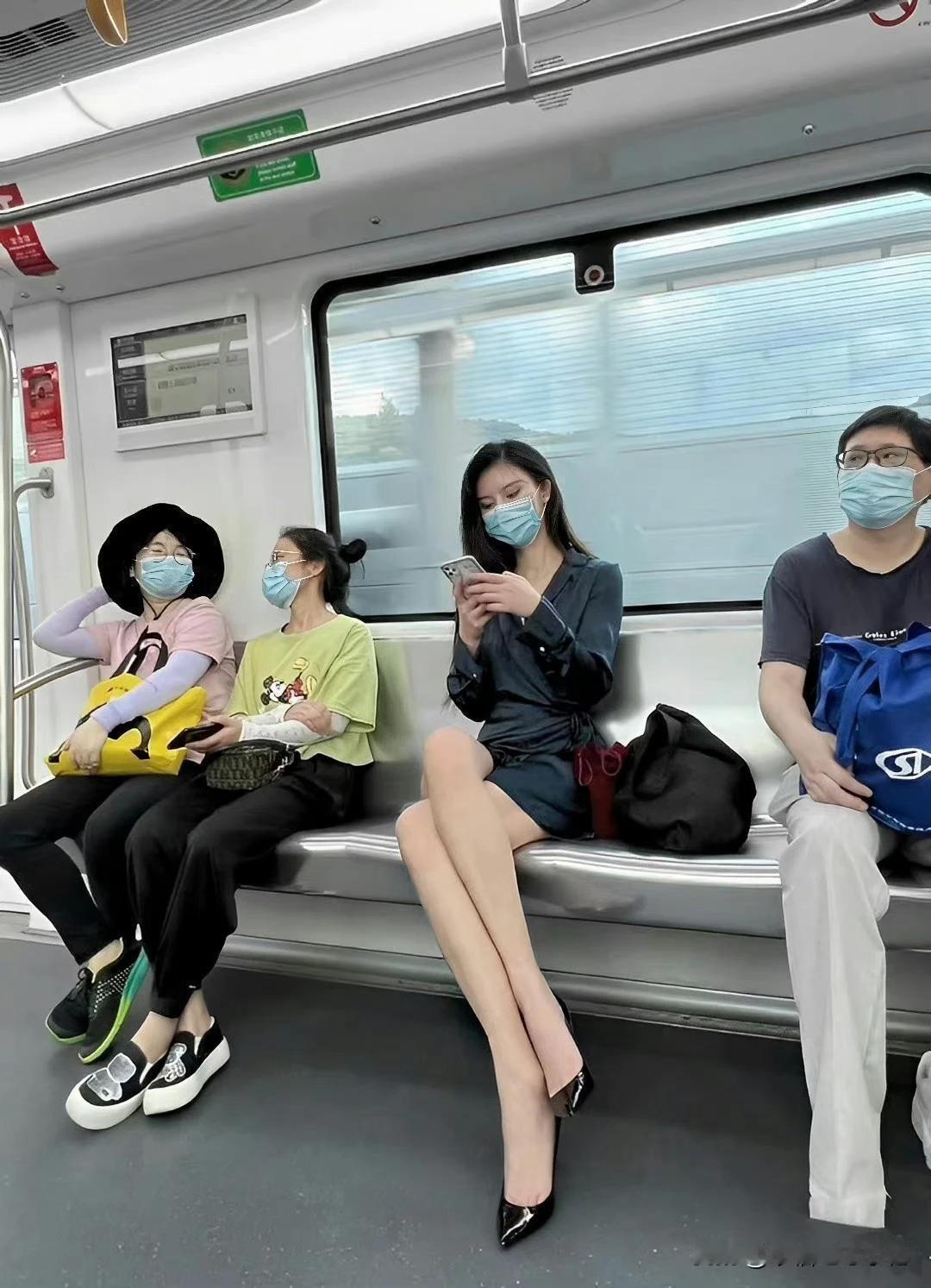 今天地铁蛮多人的