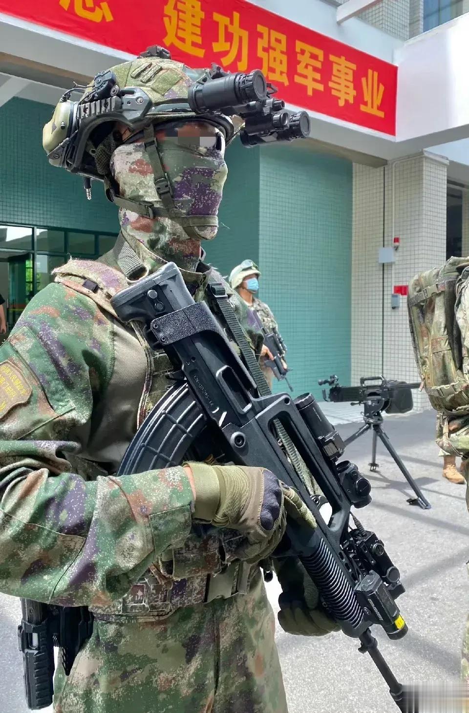 解放军驻澳门特种部队士兵，衣服有点不合身啊！ ​​​