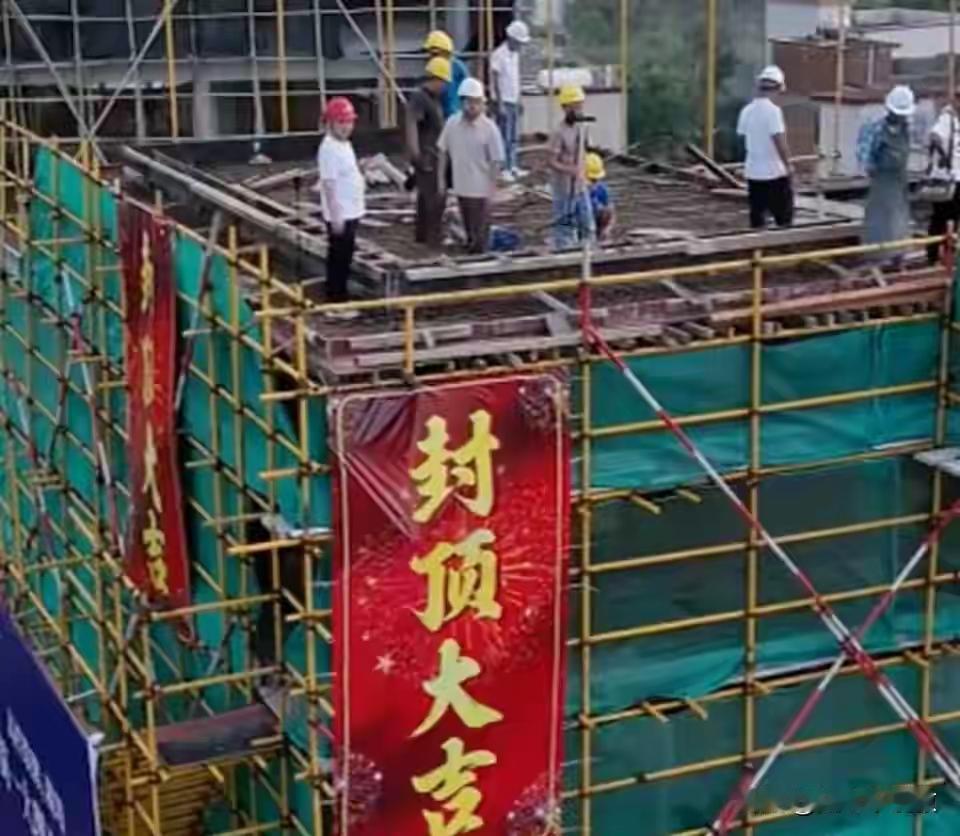 “太好了，过年婵宝就能住上新房子了。”

11月9日，全红婵老家三层半的新房终于