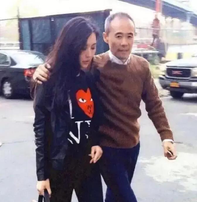 十年婚姻各忙各的
 
王石刚拿下三家环保公司，田朴珺纪录片第二季上线。两人并肩走