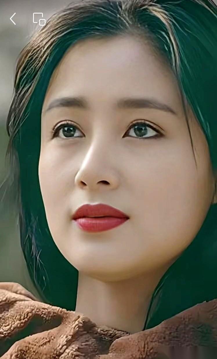 我今天，真的被一个女人给“惊”到了。
刷到她，第一眼，以为是哪个新出的明星，气质