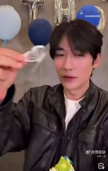 【朱一龙 禁止欺负三旬老实人 】在朱一龙38岁生日直播中，工作人员递上黑色蛋糕后