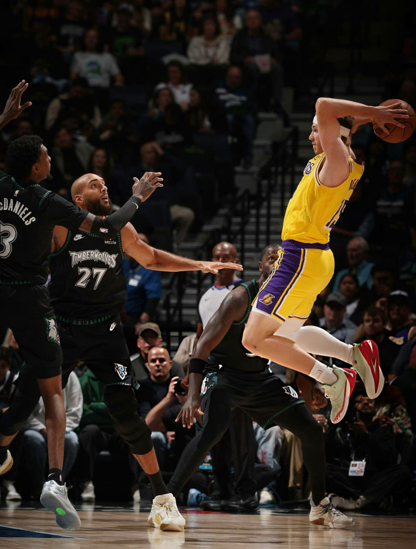 里夫斯压哨绝杀森林狼10月30日NBA常规赛中，湖人客场以116比115险胜森林