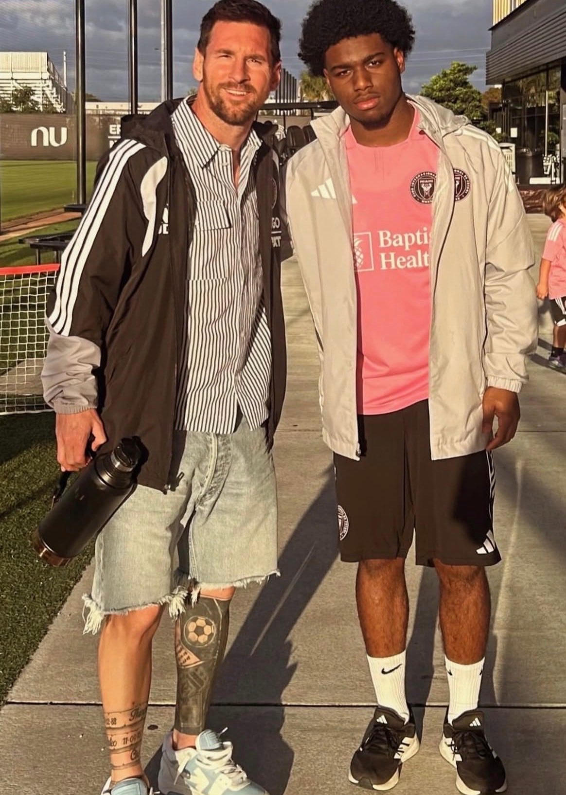 昨天的梅梅和学院球员合影📸梅西