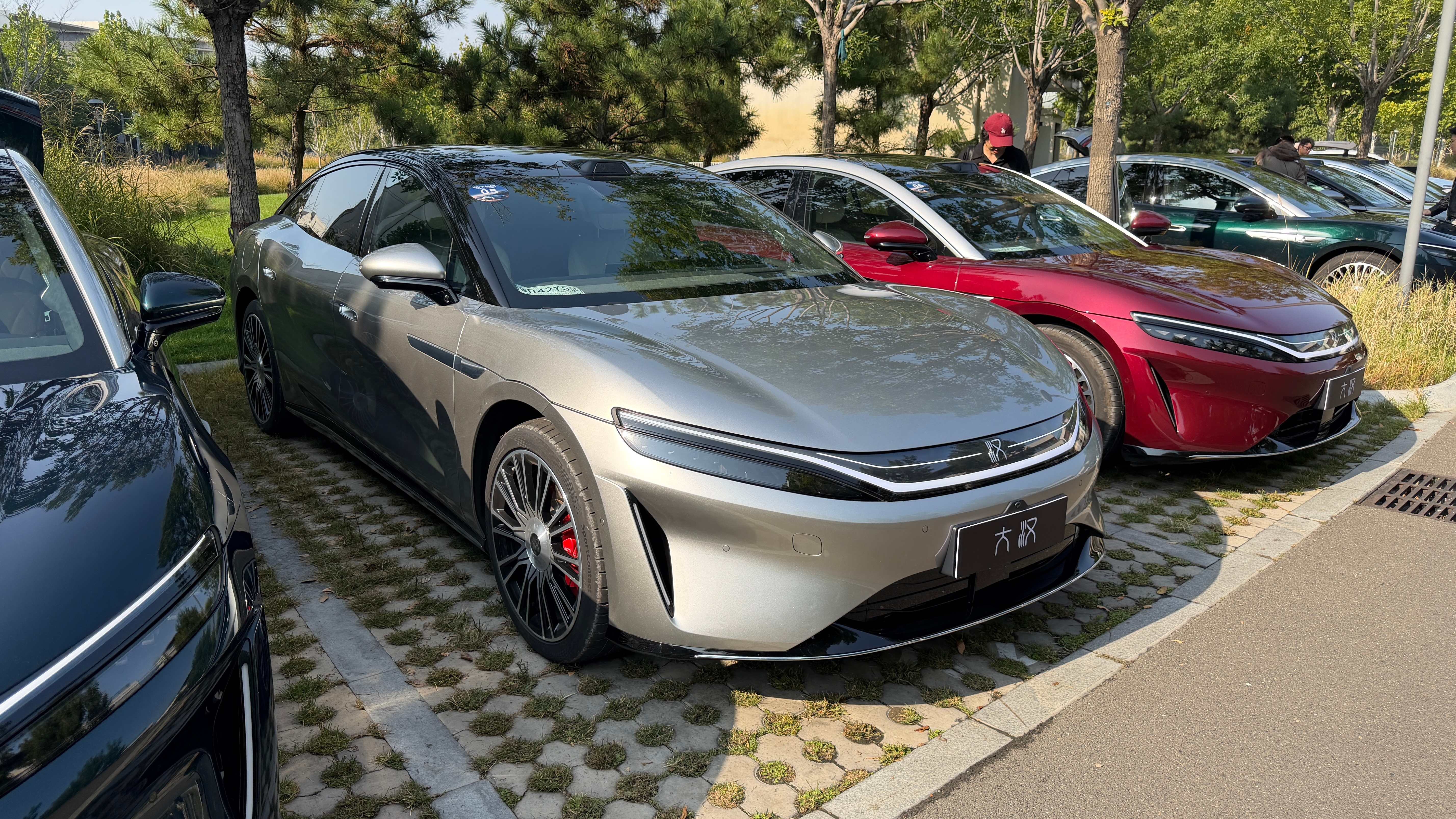 各种颜色的比亚迪大汉，还有图五这种大饼圈的哪个颜色显好？ ​​​