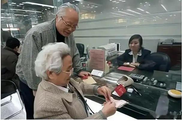 存款大局有变？明年1月开始，银行存款利率或降迎来三大转变
 
10月LPR报价持