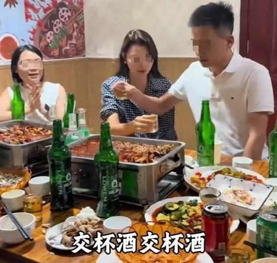 包厢门“砰”地被踹开时，林姐正和张强手臂交缠，玻璃杯沿刚碰到嘴唇。
32岁的她