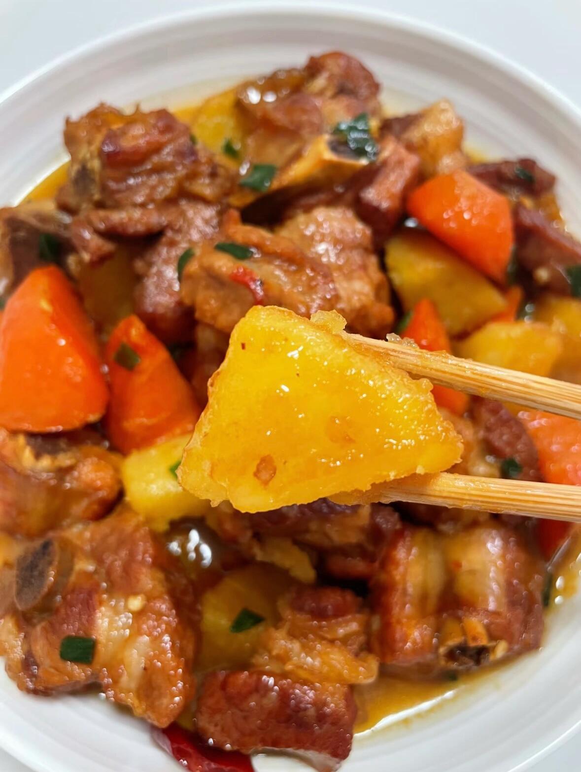 家人们，土豆炖排骨的香味简直绝了！这道简单家常的菜肴，在我家餐桌上出现频率超高，