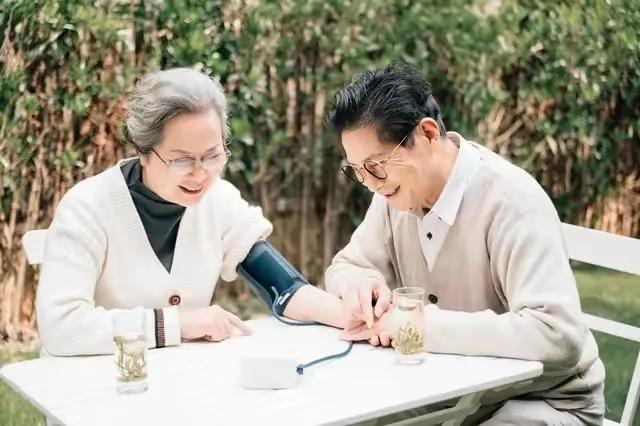 男占三八必送，女占三八必守寡。“三加八是什么意思？有道理吗？”

俗话说“男占三