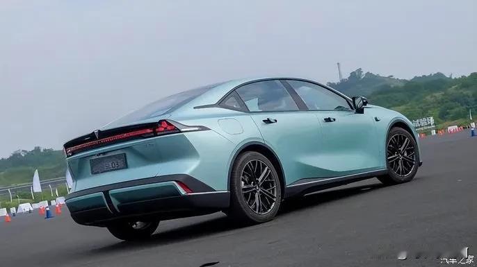 深蓝SL03新车整体外观采用长安全新电动专属平台的设计语言。前脸封闭式前格栅通过