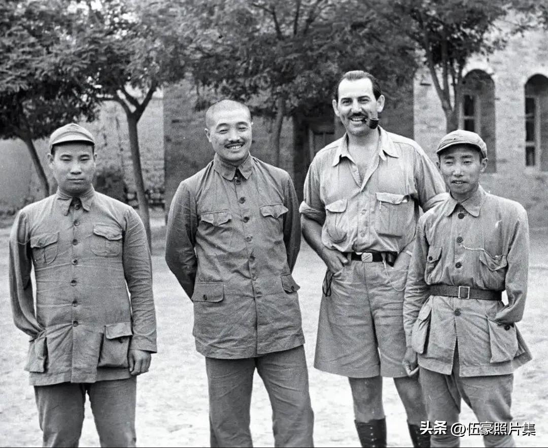 1937年7月7日，陕西富平县庄里镇，美国记者哈里森（右二）和中国工农红军二方面