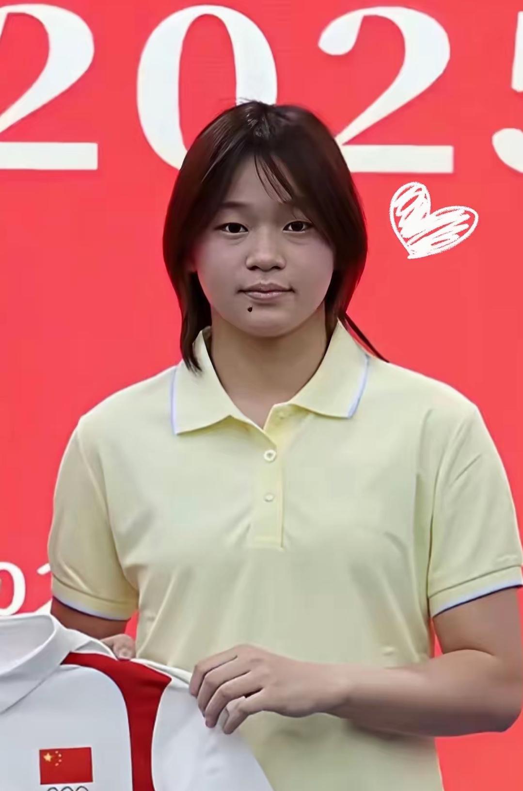 反差感十足！全红婵新生代表发言
气场全开，难道她真的告别了稚气？
​​今天，全红