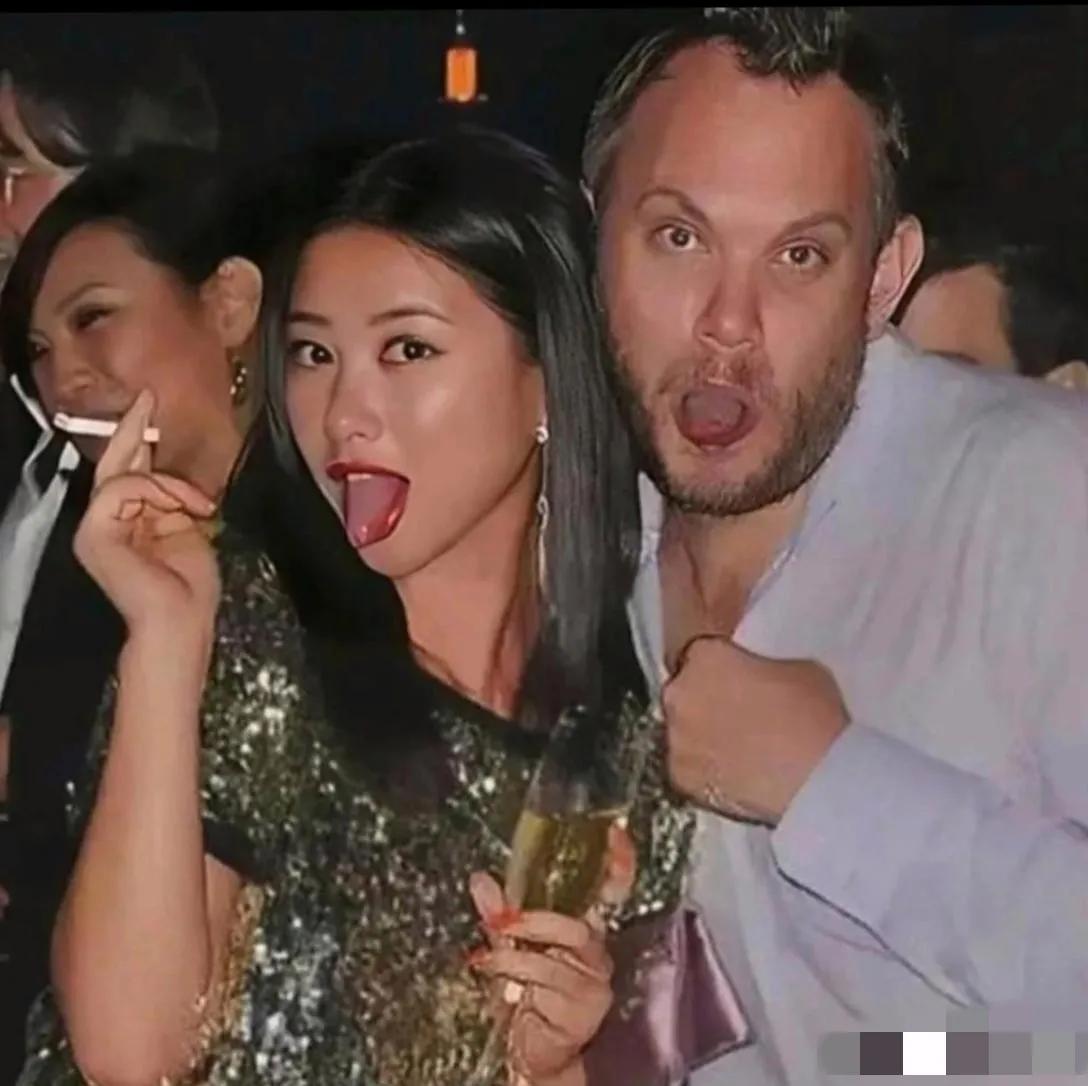 哇哦，镜头中的朱珠烈艳红唇，发如绸缎，又是吸烟，又是喝酒，还依偎在老外身边吐舌卖