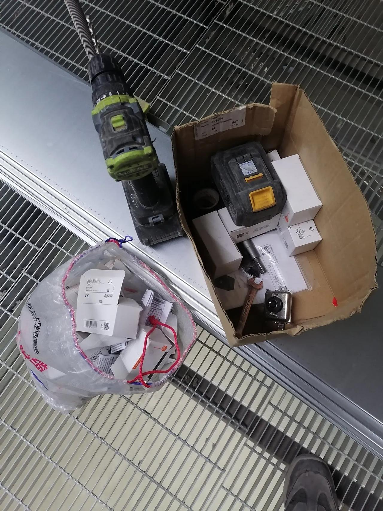 大家好，我是水电工星仔，今天真的是冷到没朋友，一上午的脚跟个冰棍一样，直到下午才