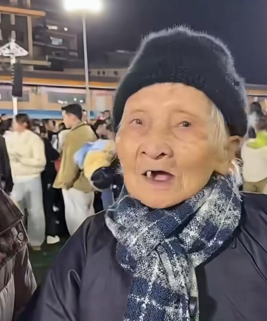 香港大埔火灾已致128人遇难，
贵州榕江群众自发为受灾者募捐。
95岁老人寒冬夜