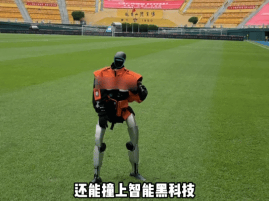 广州全国首创球场机器人送餐 广州又走在潮流前沿！粤超赛场解锁观赛新姿势，机器人直