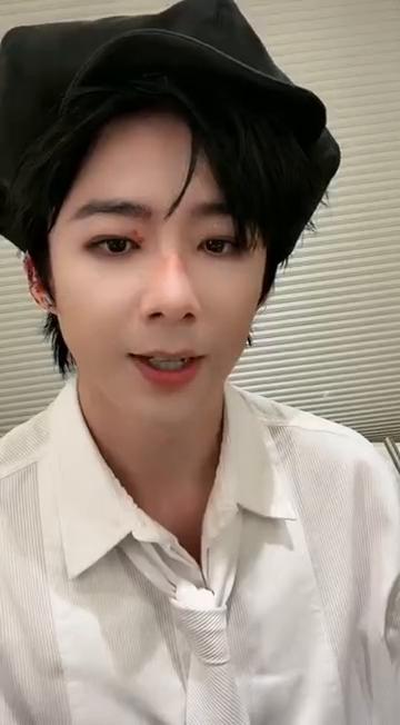 希望下次能抢到我的票是吧？也没那么难抢了。我说宁哥你能不能多穿米奇的衣服，也不是