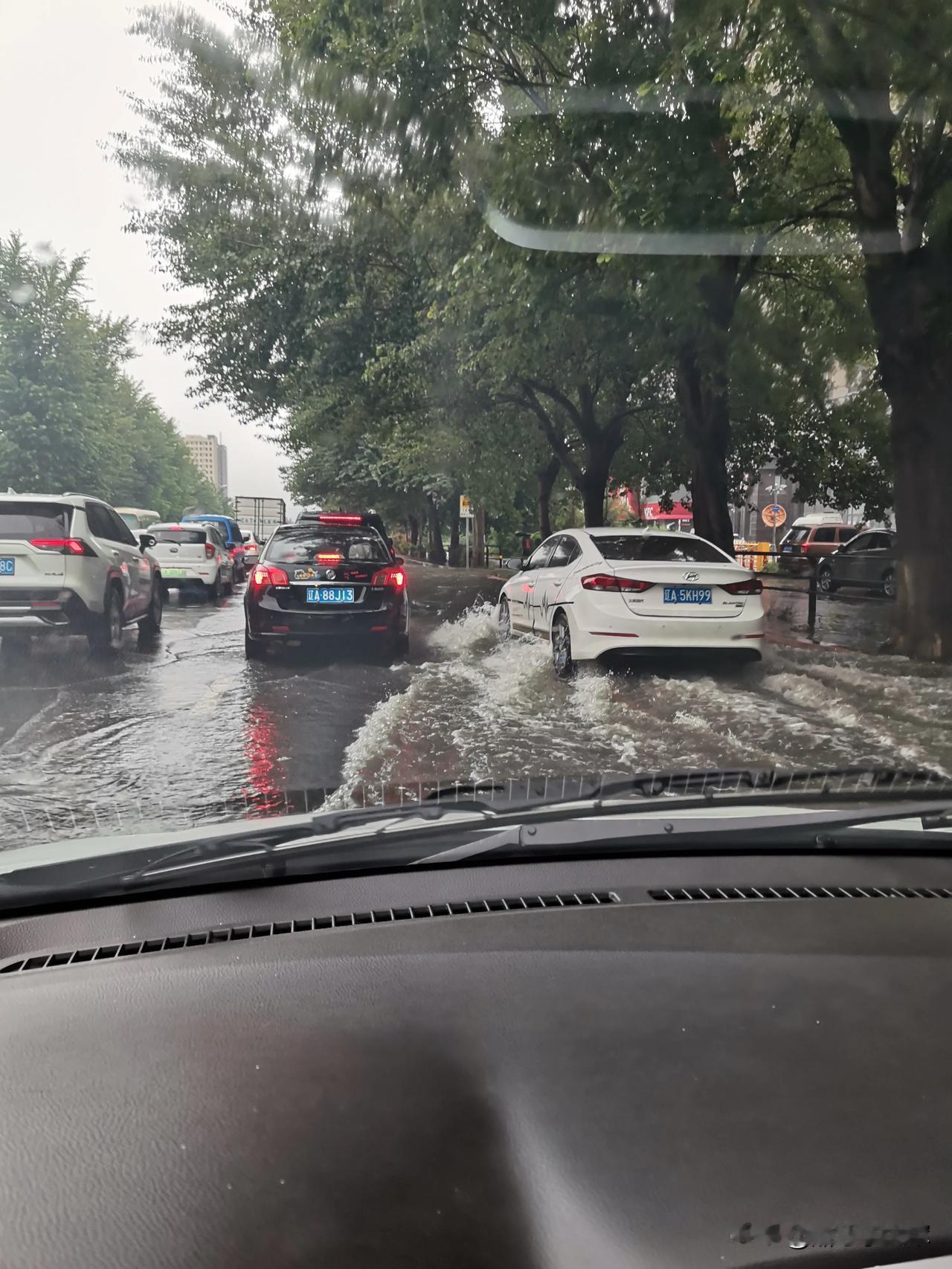沈阳大暴雨，堵道上了