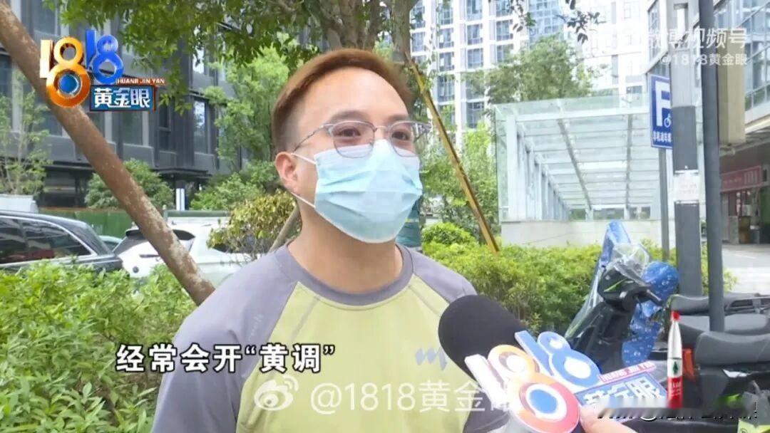 浙江杭州，男子看到女同事穿着性感，立即上前开了个黄腔，气得女同事连扇了男子两巴掌
