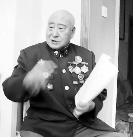 1943年，两名伪军打扫战场时，发现一个八路军还活着，正要上前补刀，这个八路军轻