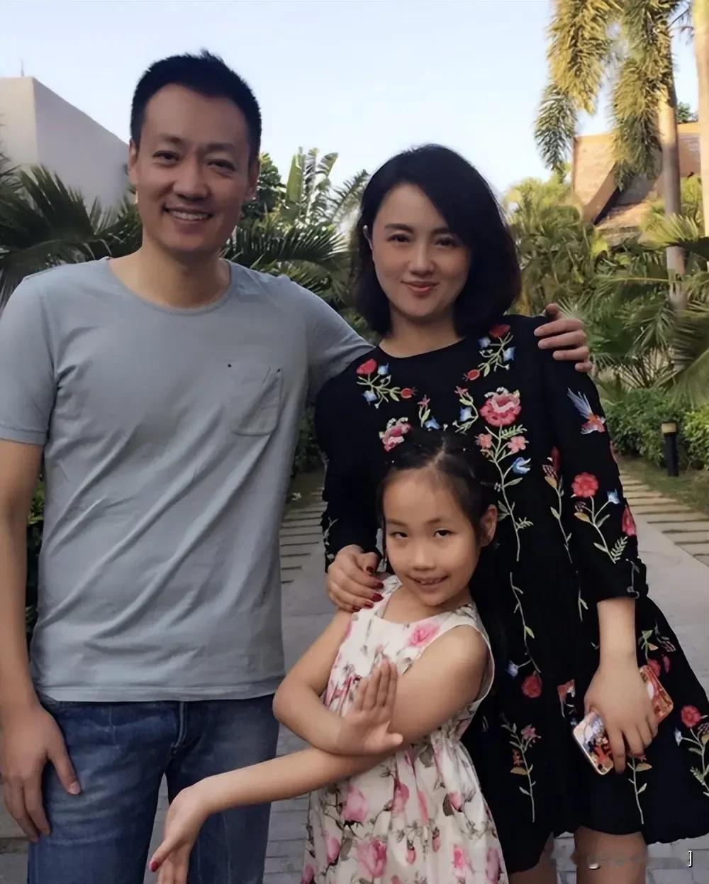 辛柏青朱媛媛有个女儿，小的时候人们说长相没随了父母的好基因，谁成想女大十八变，如