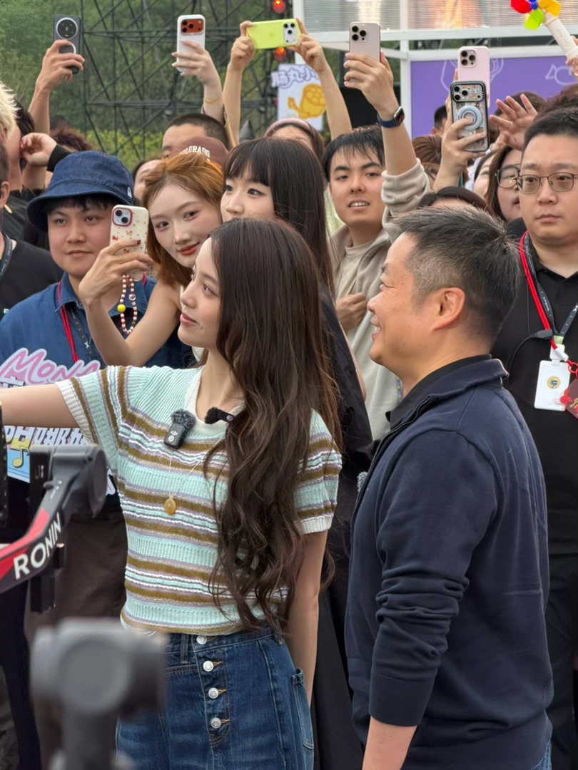 26款小鹏mona m03现场娜娜和大师兄就在人群中央隐藏款璎珞粉怎么样？欧阳娜