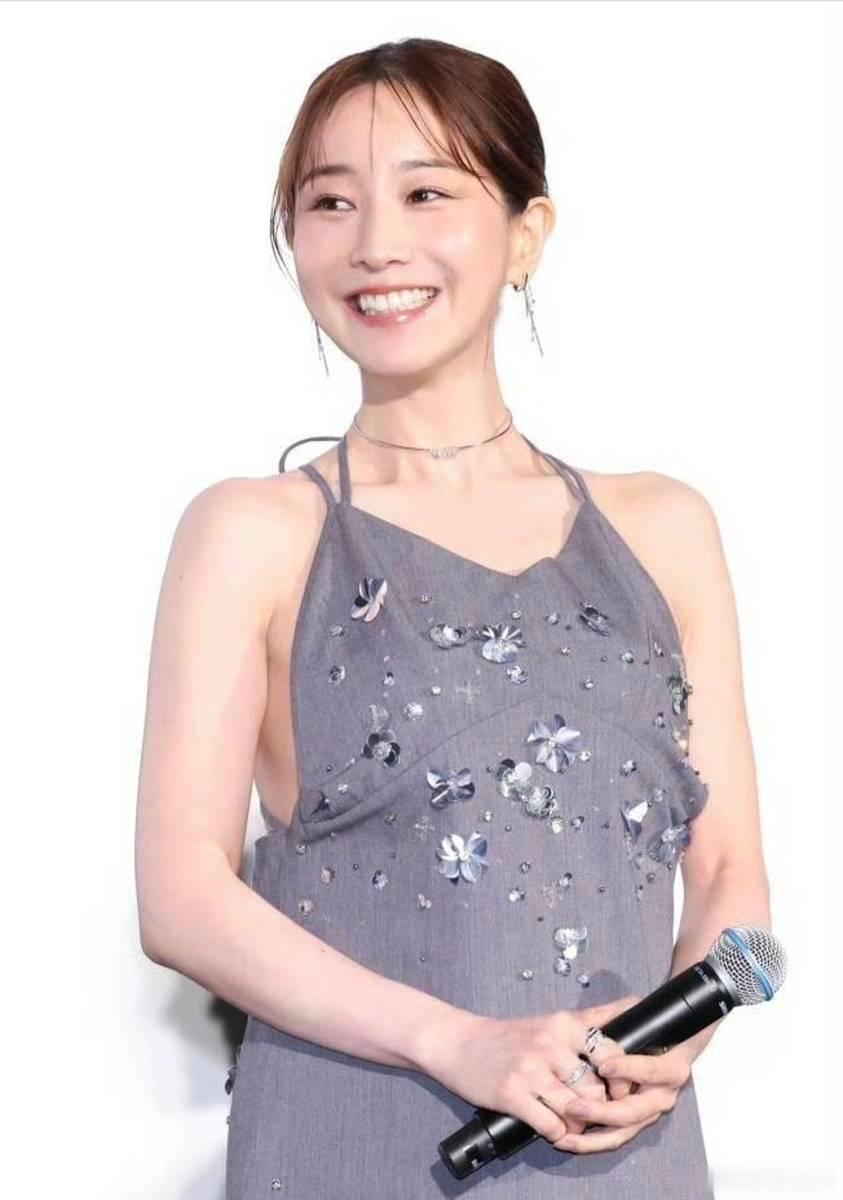 田中美奈实穿灰色亮片吊带长裙 温婉从容状态亮眼 