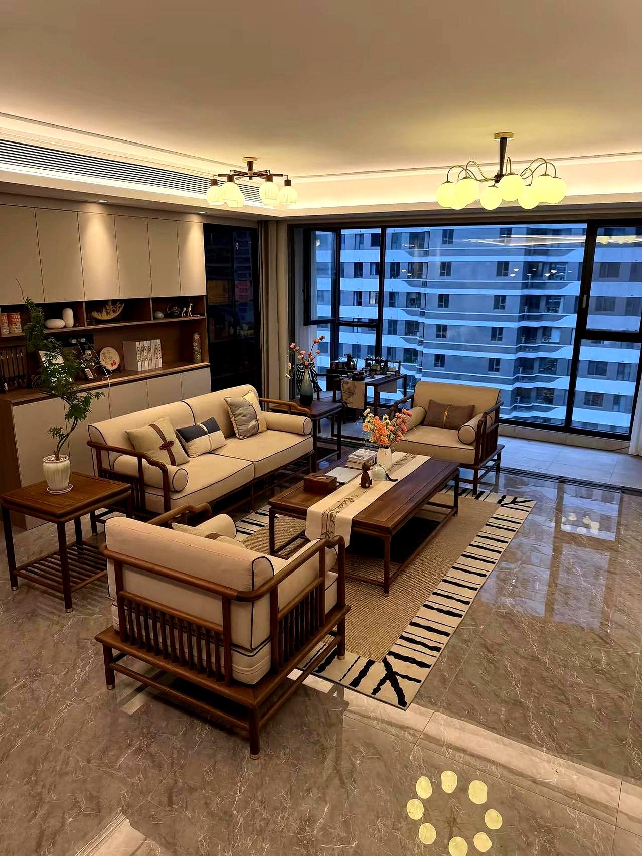 从空荡毛坯到满室温润，每一步都藏着偏爱。
 

他把那张带着墨色纹路的黑胡桃木沙