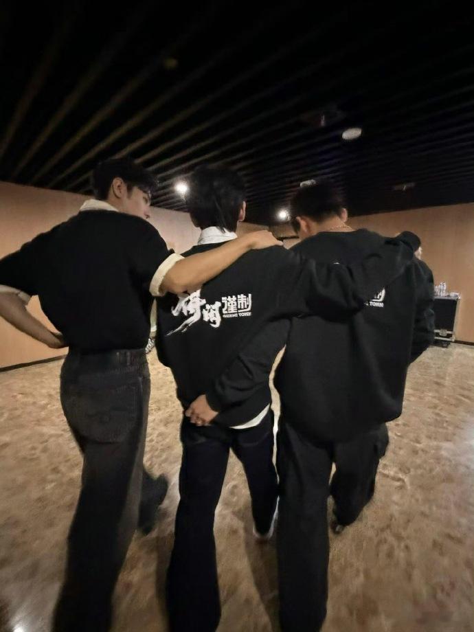 肖战彭昱畅阿如那搭肩肖战彭昱畅阿如那得闲男团 肖战彭昱畅阿如那搭肩，得闲男团好权