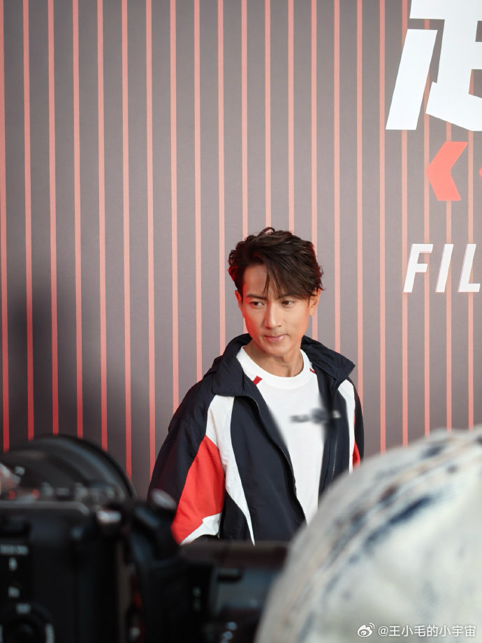 没人说过吴尊46岁还能这么帅啊被吴尊赛场生图惊艳到🌟！46 岁依旧保持绝佳状态