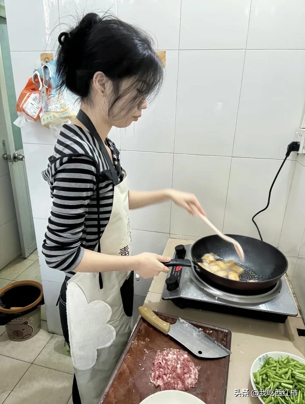 普通女生 蹲一个真诚的男生
男生是不是都喜欢好看的，都是视觉动物，我会做饭，我们